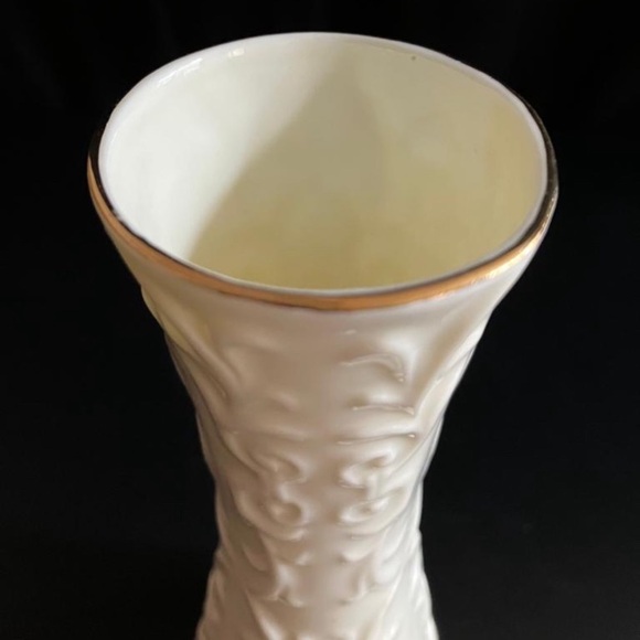 Chateau Collection Ivory & Gold Bud Vase Made in Taiwan - Picture 5 of 5